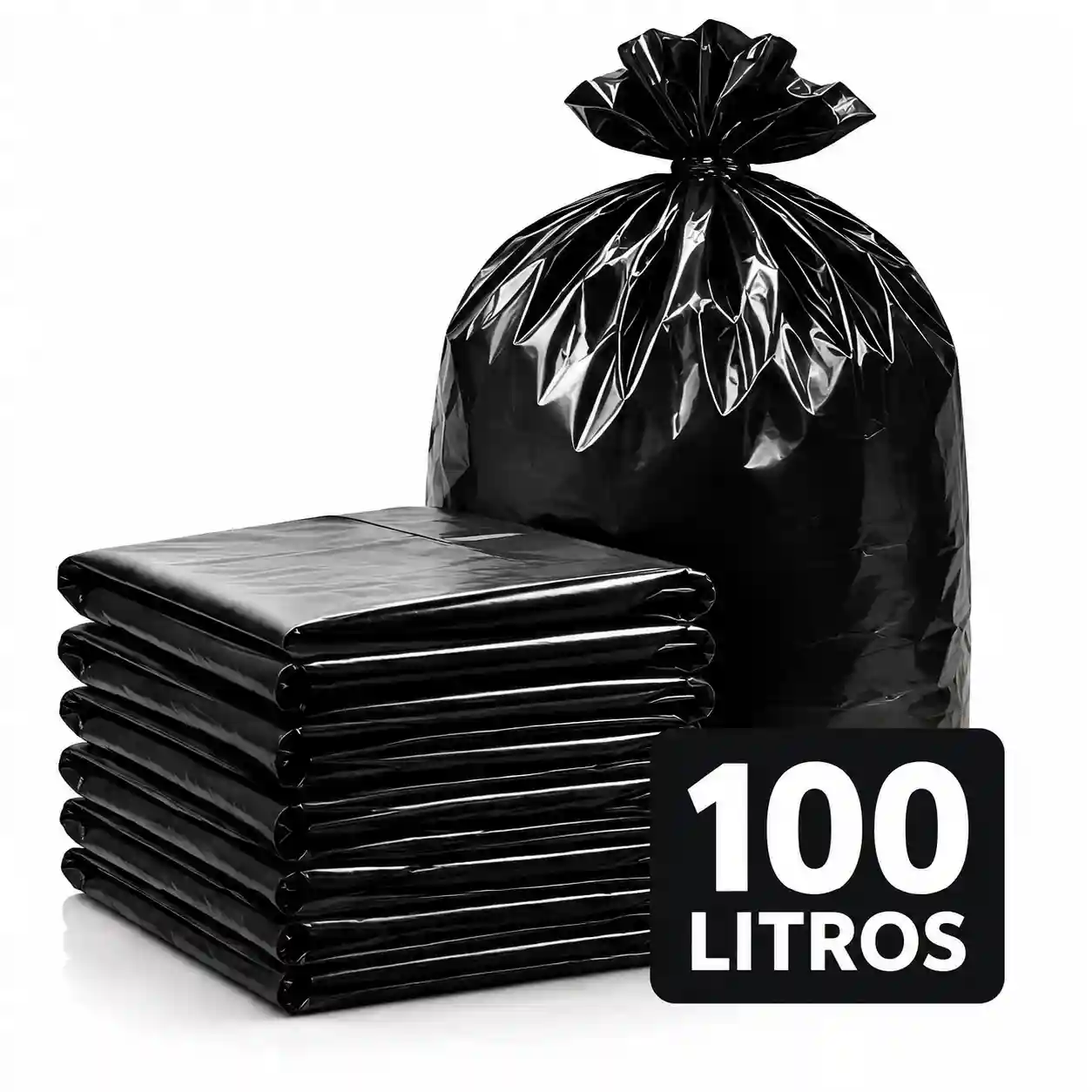 Saco de lixo 100 litros preto reforçado ao lado da pilha de sacos dobrados do fardo com 100 unidades